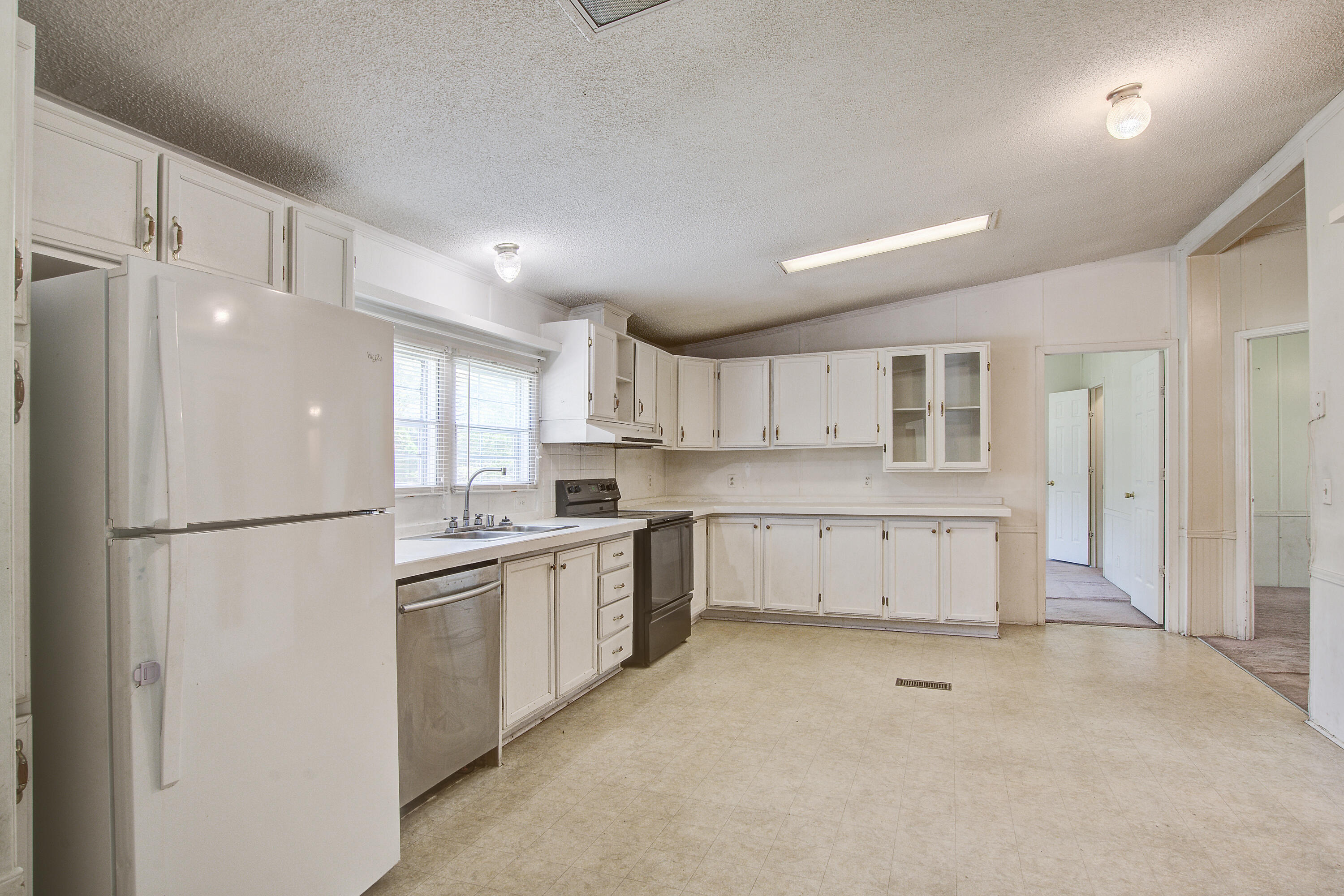 663 Barn Road Bonneau, SC 29431 - Photo 4 of 20 663 BArn rd kitchen