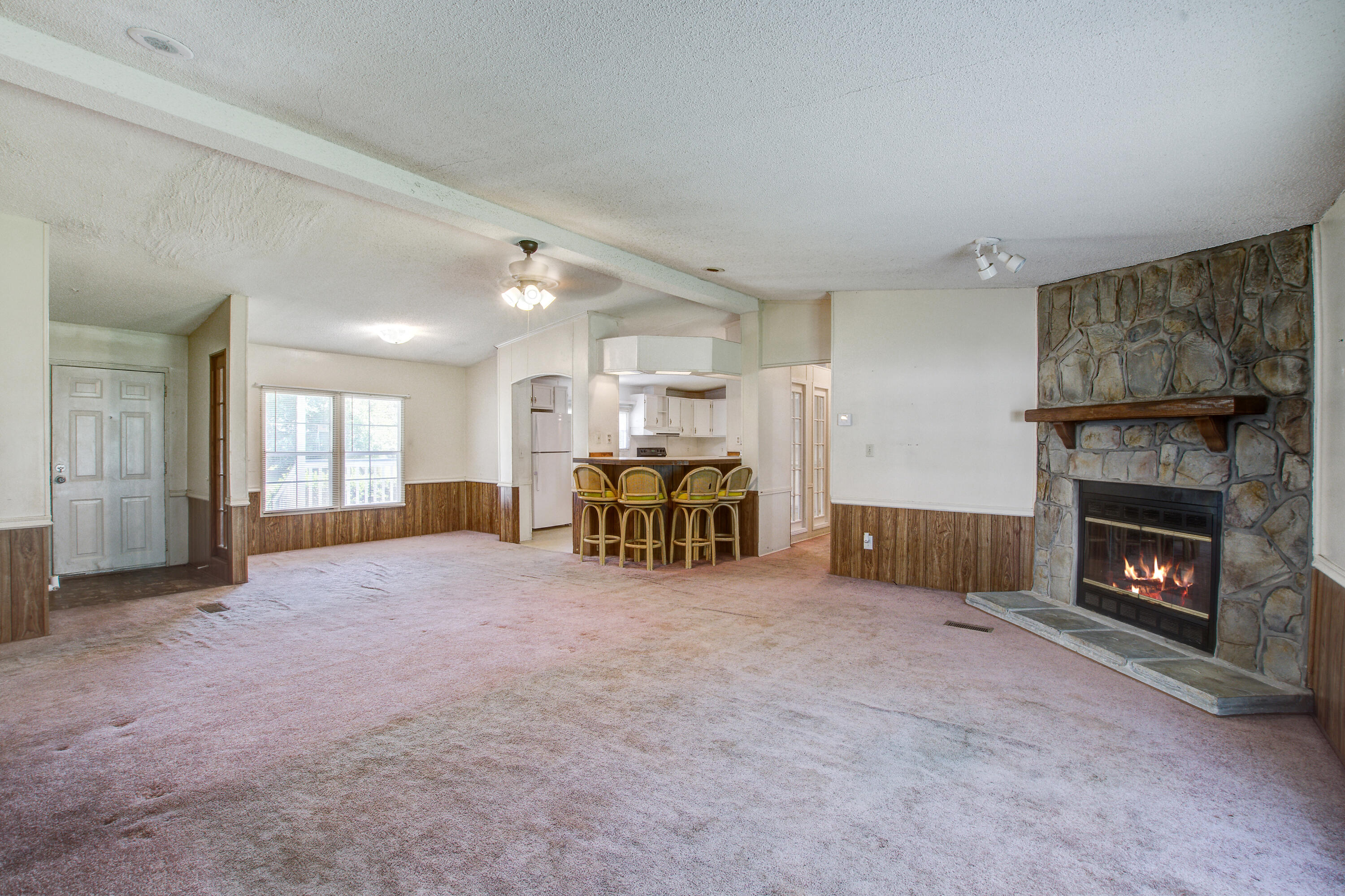 663 Barn Road Bonneau, SC 29431 - Photo 8 of 20 663 Barn rd living rm