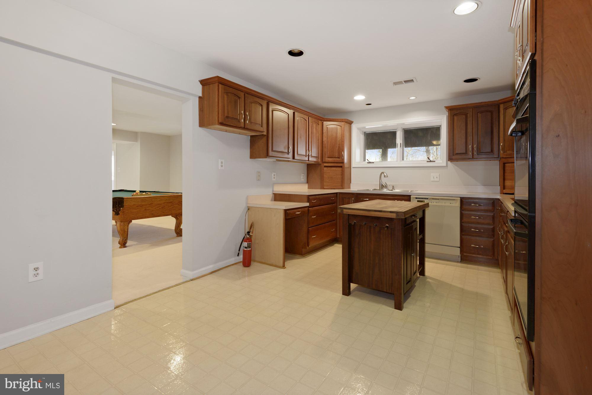 1308 Stamford Way Reston, VA 20194 - Photo 38 of 53 Lower Level Full Kitchen