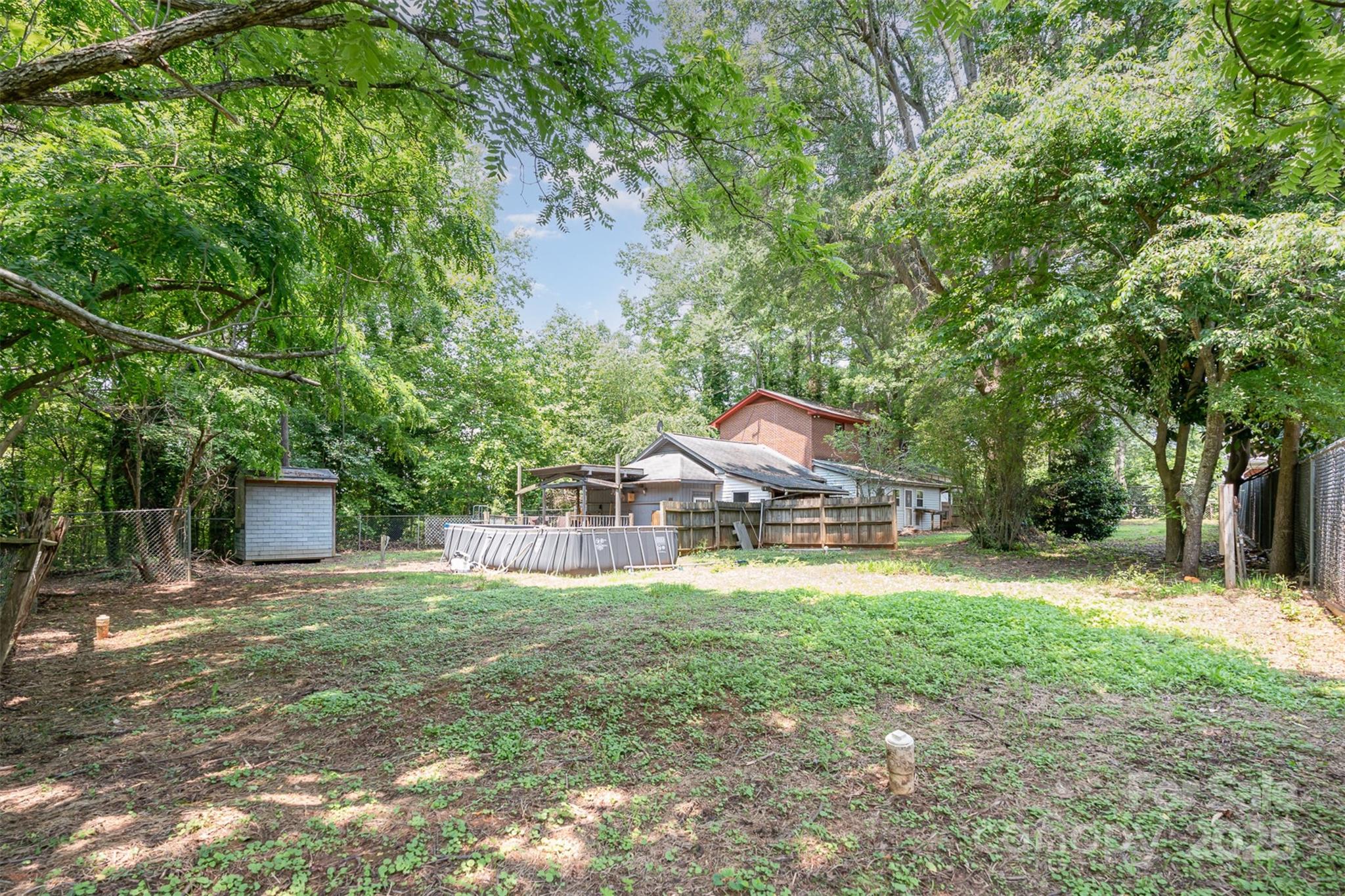 417 Phifer Road Kings Mountain, NC 28086 - Photo 28 of 31 a backyard of a house with table and chairs under an umbrella