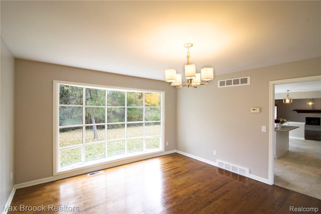 2731 West Wattles Road Troy, MI 48098 - Photo 11 of 38 4thc_corner_DiningRoom.jpg