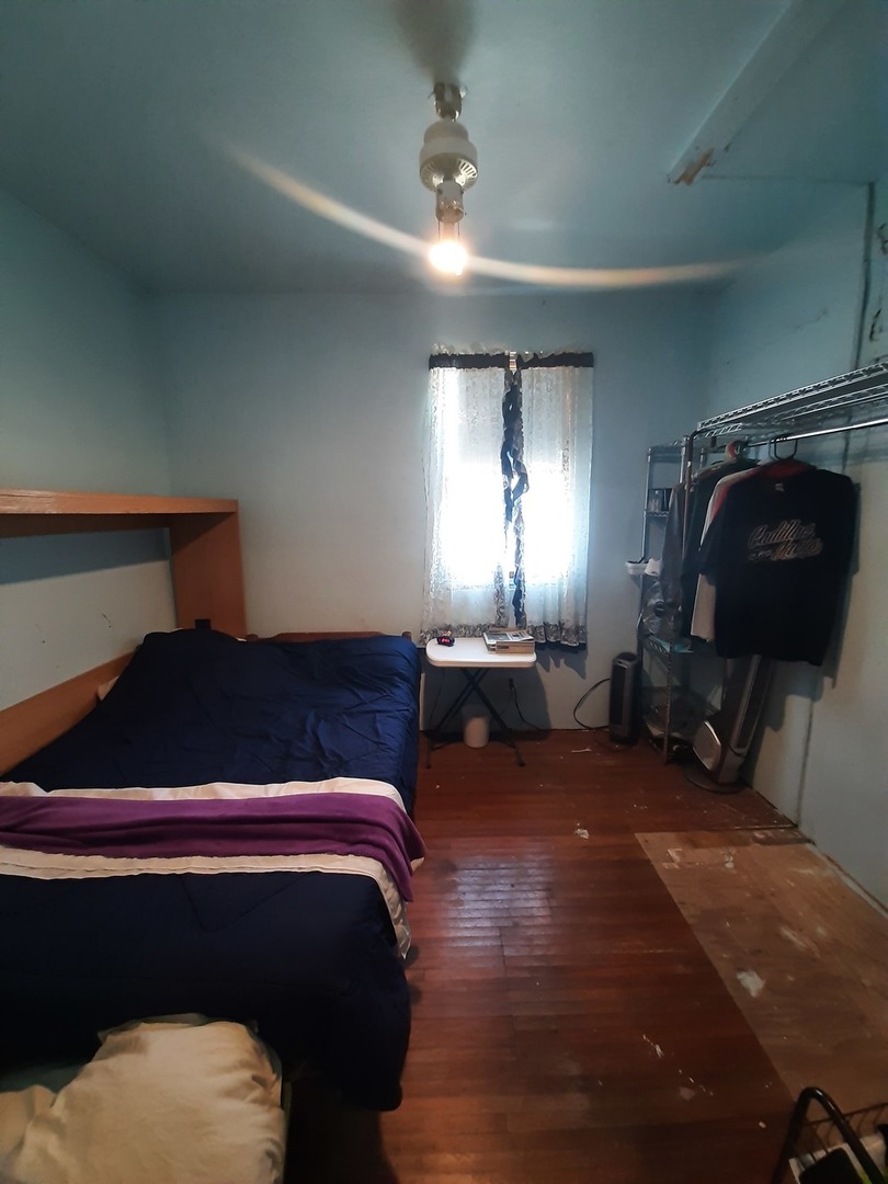 1402 South Wright Street Bloomington, IL 61701 - Photo 16 of 20 a room with furniture and a lamp