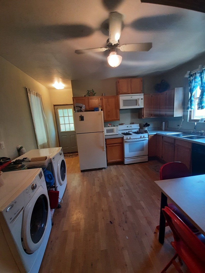 1402 South Wright Street Bloomington, IL 61701 - Photo 20 of 20 a room with furniture a washer and dryer