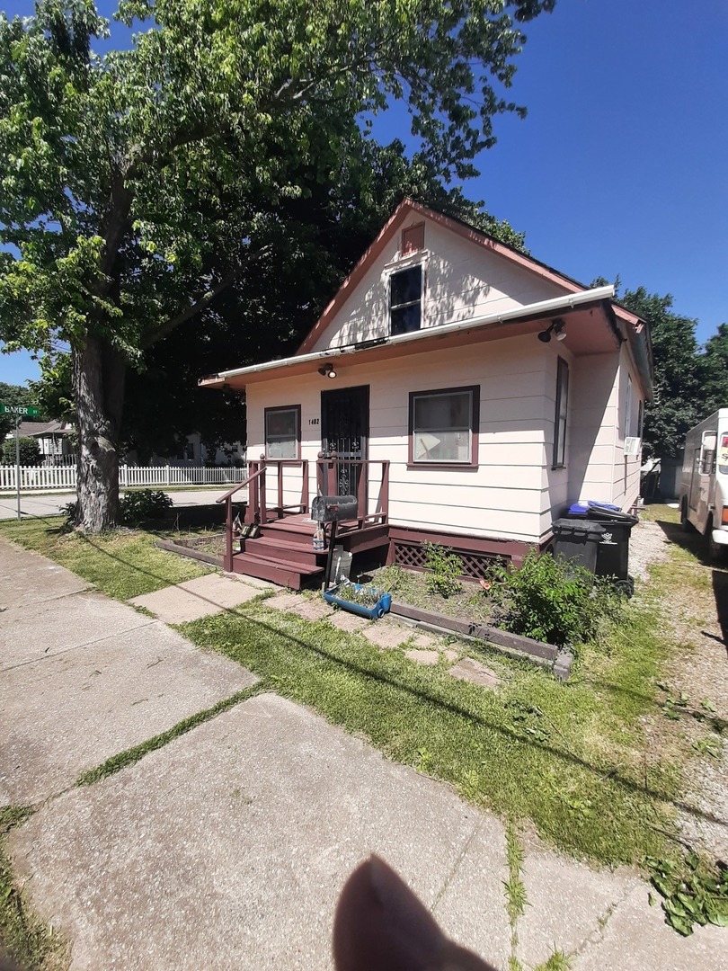 1402 South Wright Street Bloomington, IL 61701 - Photo 3 of 20 a front view of a house with a yard