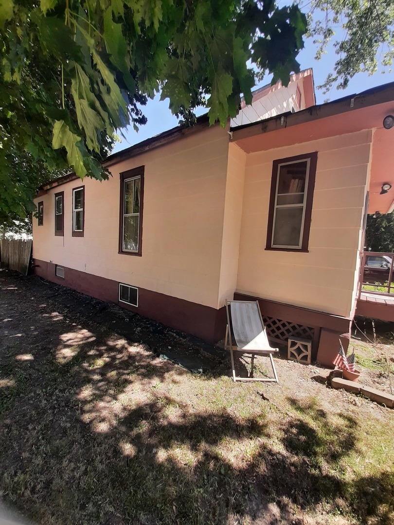 1402 South Wright Street Bloomington, IL 61701 - Photo 4 of 20 a backyard of a house with table and chairs