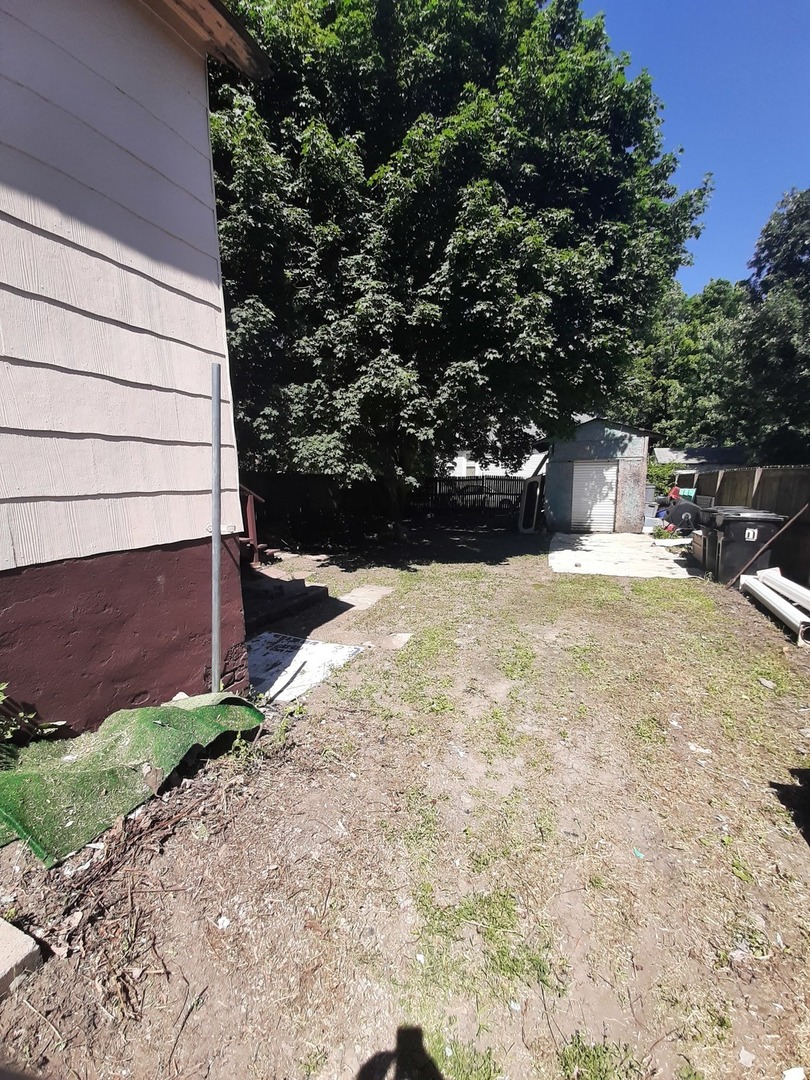 1402 South Wright Street Bloomington, IL 61701 - Photo 5 of 20 a view of yard with large tree