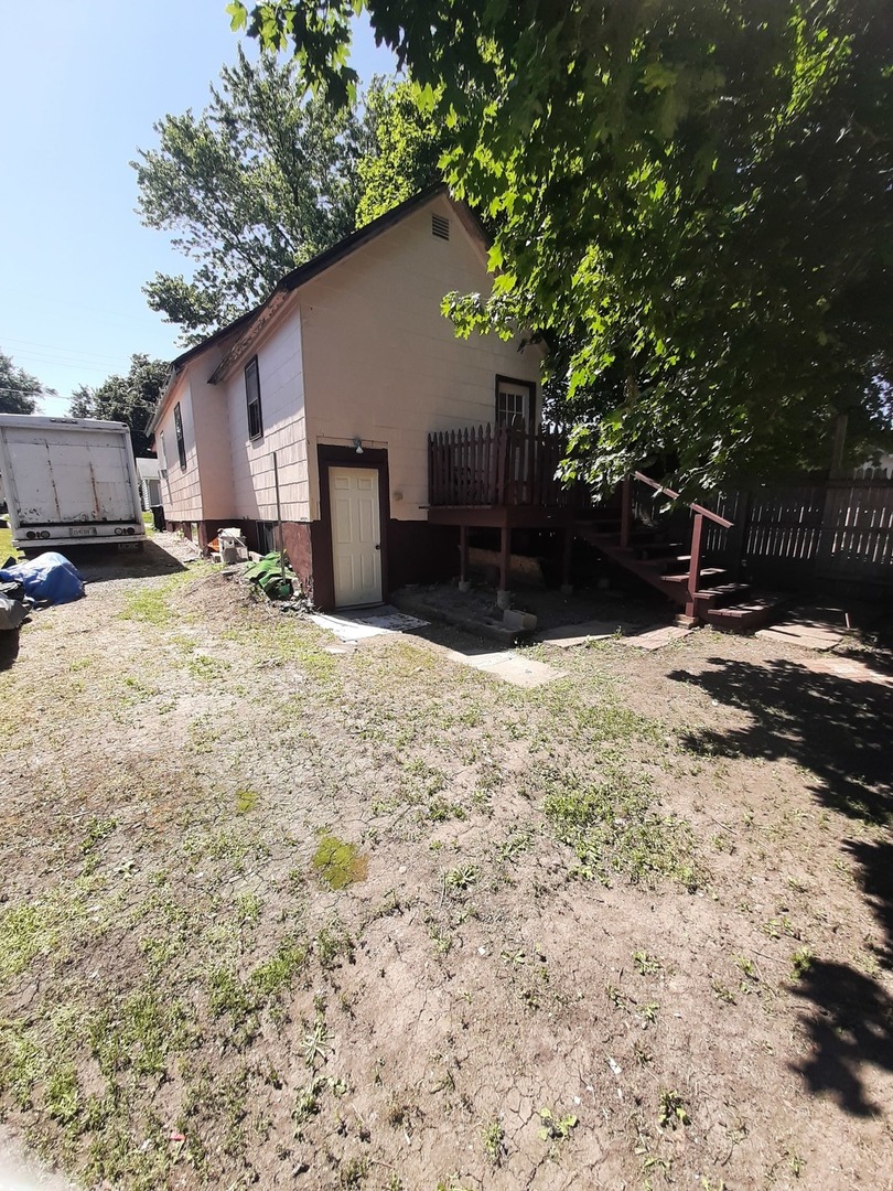 1402 South Wright Street Bloomington, IL 61701 - Photo 6 of 20 a view of a yard covered in snow