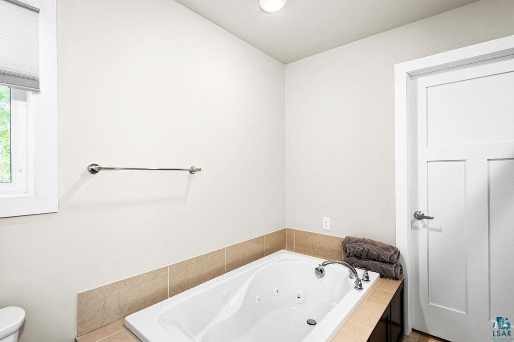 3825 Kenroy Road Hermantown, MN 55811 - Photo 15 of 28 Bathroom with tiled tub and toilet