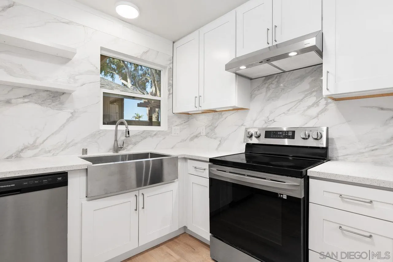 285 Aspenwood Lane Encinitas, CA 92024 - Photo 20 of 39 a kitchen with cabinets and appliances