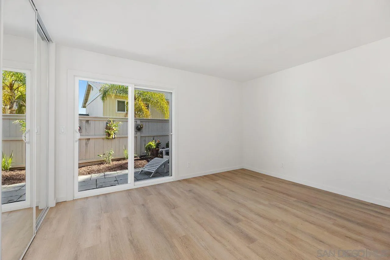 285 Aspenwood Lane Encinitas, CA 92024 - Photo 22 of 39 an empty room with windows