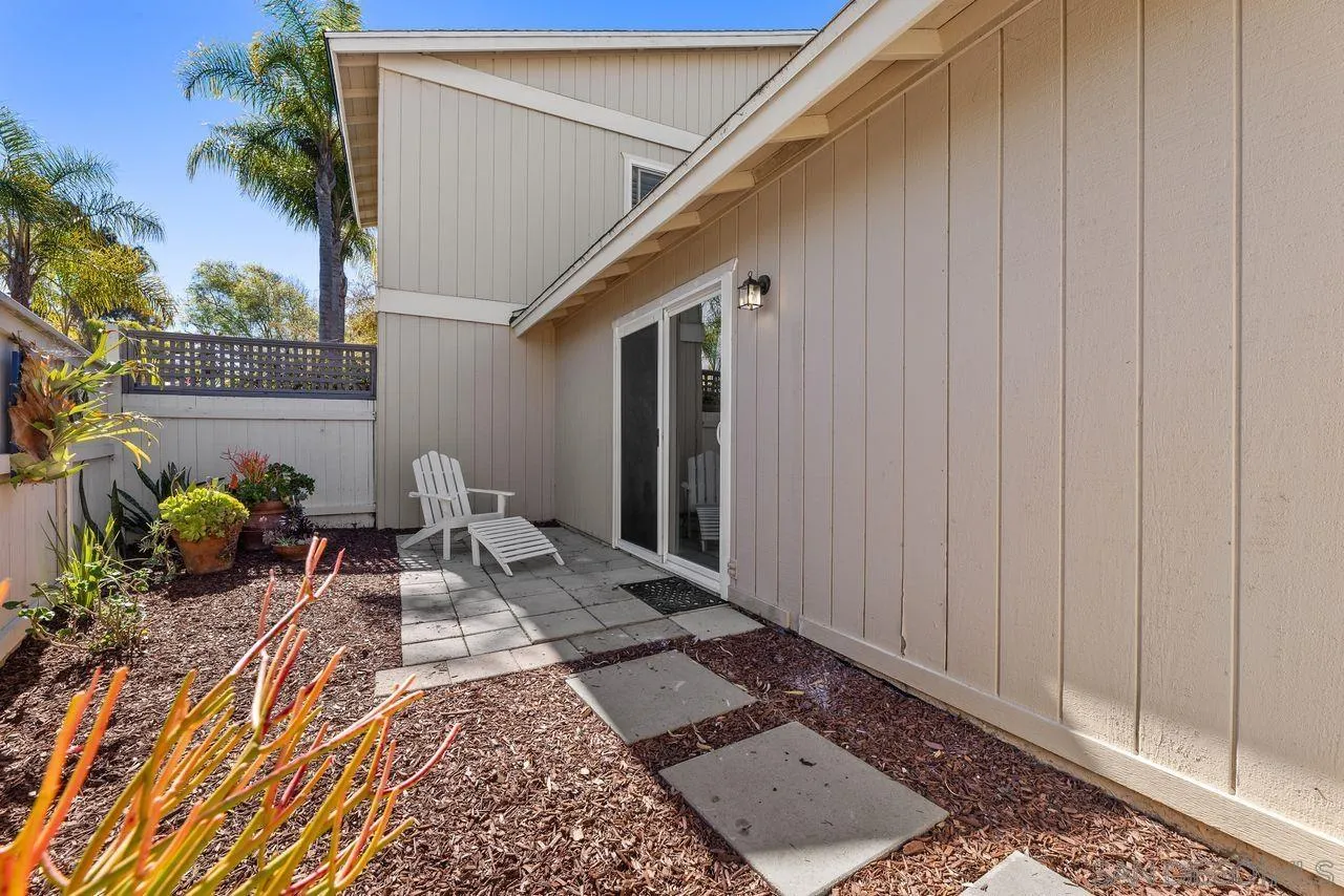 285 Aspenwood Lane Encinitas, CA 92024 - Photo 8 of 39 a backyard of a house with seating space