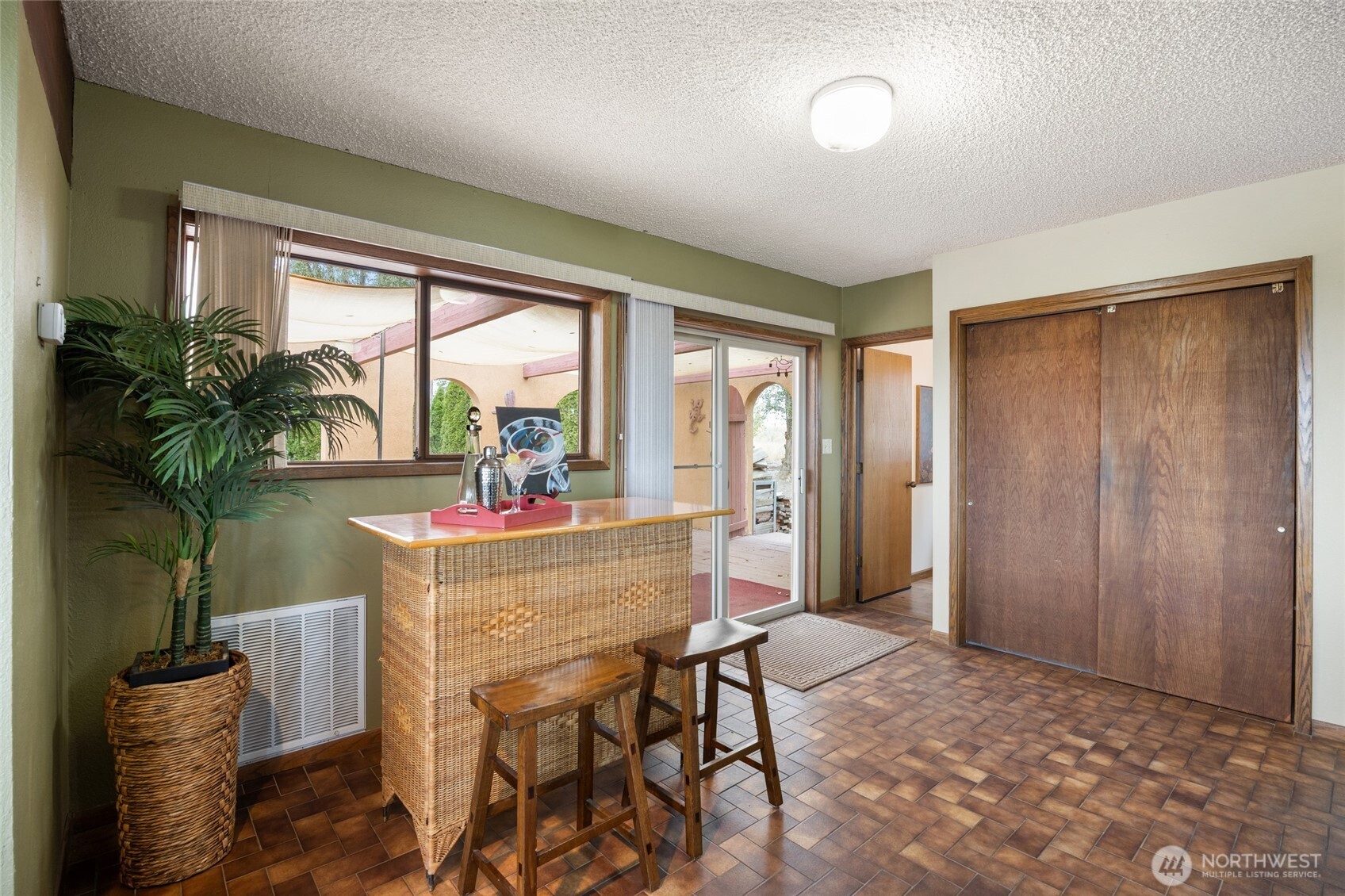 18850 Stratford Road Northeast Moses Lake, WA 98837 - Photo 15 of 40 a view of a livingroom with furniture and a potted plant