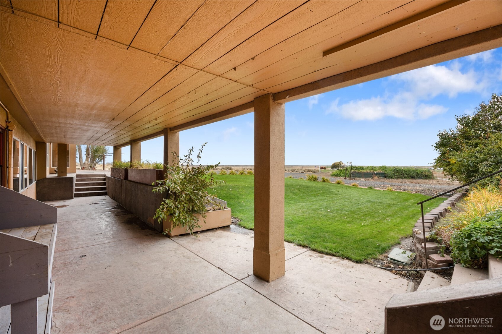 18850 Stratford Road Northeast Moses Lake, WA 98837 - Photo 26 of 40 a backyard of a house with garden view and a potted plant
