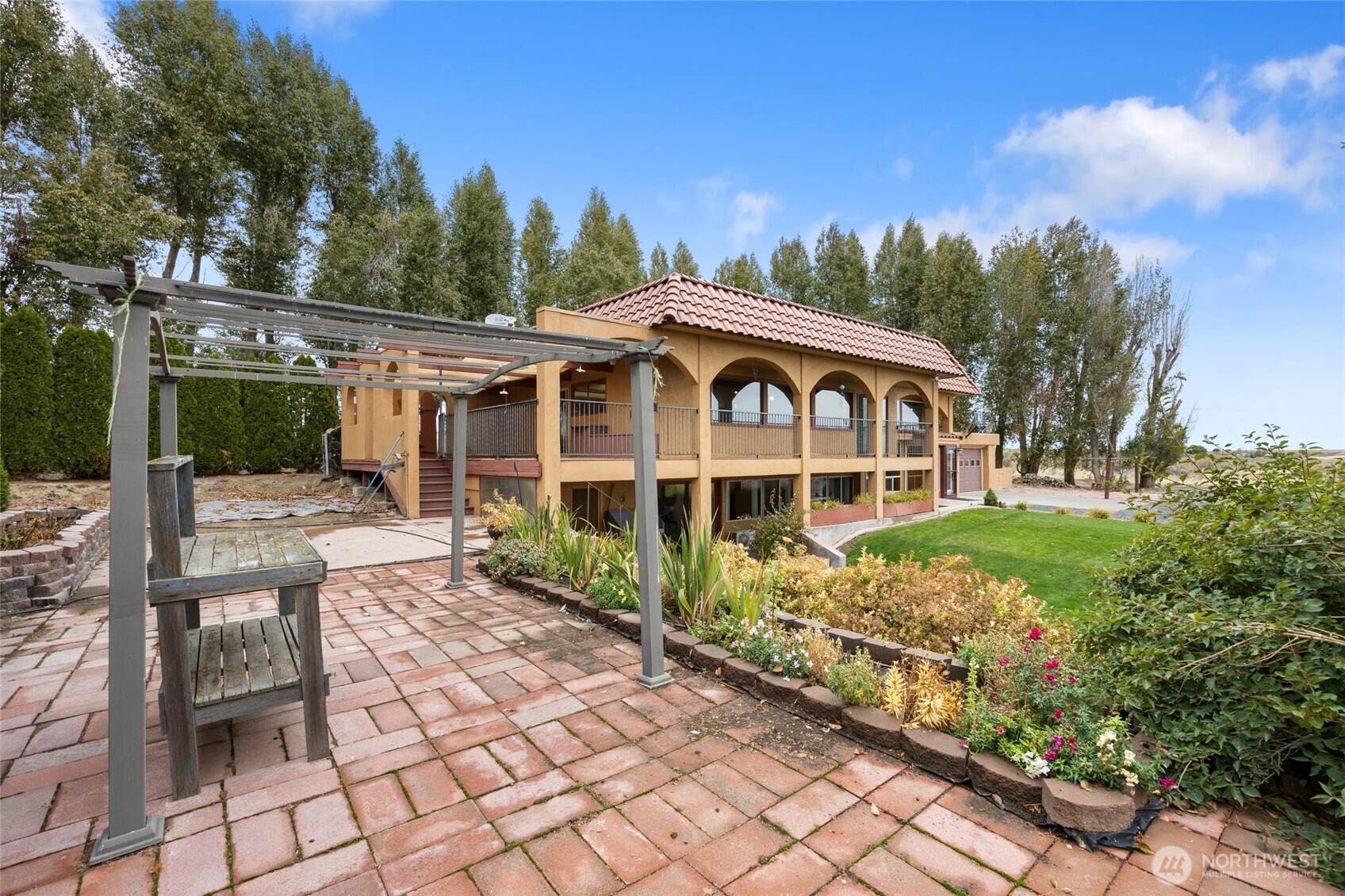 18850 Stratford Road Northeast Moses Lake, WA 98837 - Photo 4 of 40 a view of a house with backyard and garden