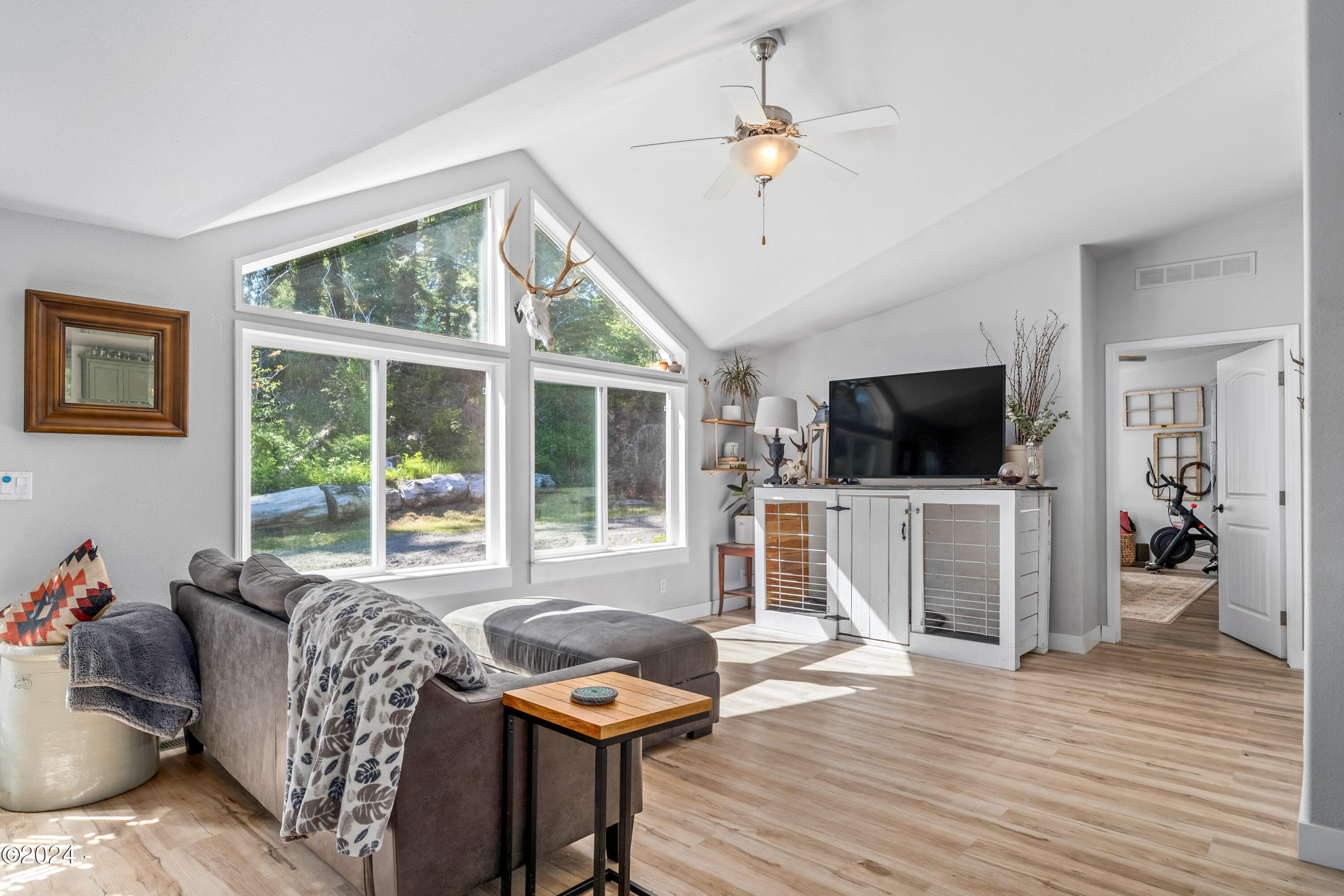 405 Southeast John Nye Road Newport, OR 97365 - Photo 18 of 54 Living room w/ vaulted ceilings