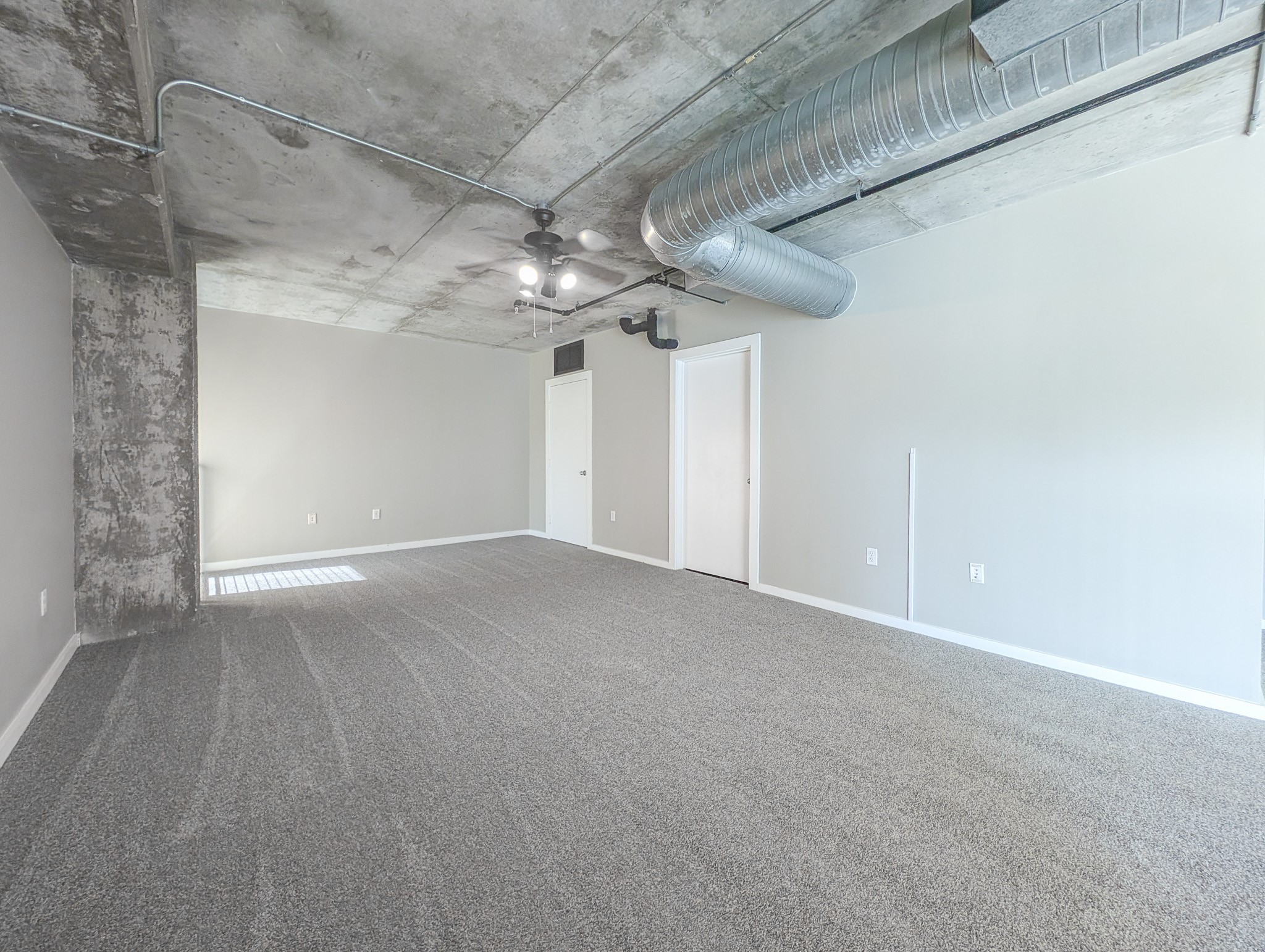 2000 Bagby Street, Unit 7417 Houston, TX 77002 - Photo 7 of 11 en empty room with windows and ceiling fan