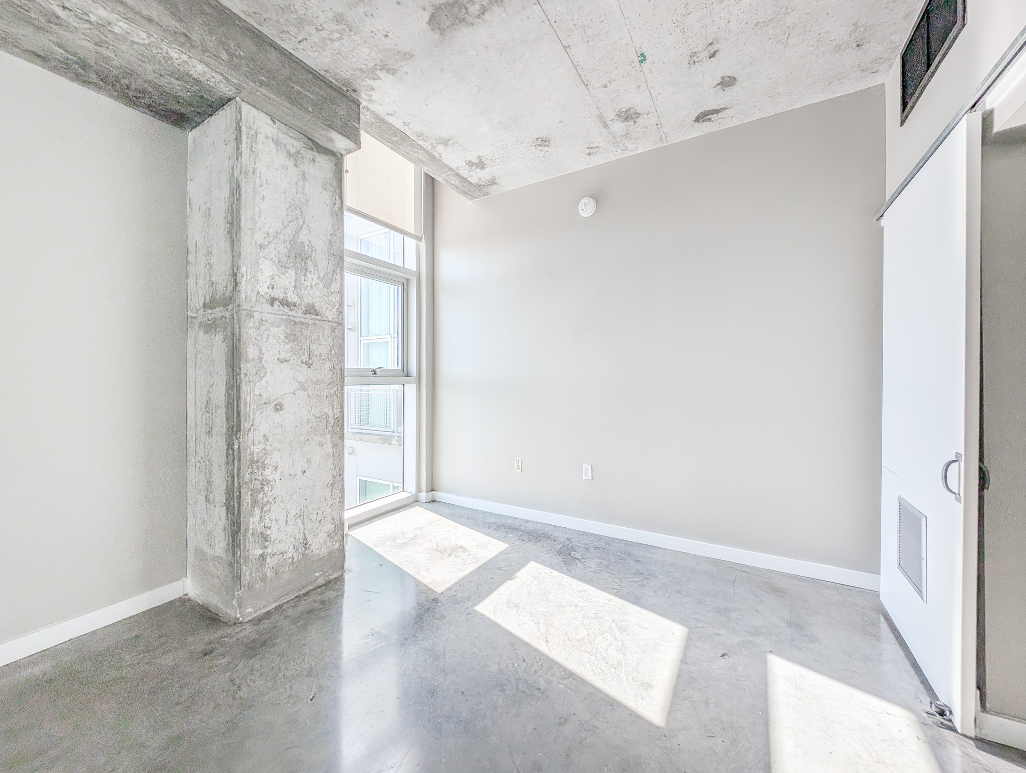 2000 Bagby Street, Unit 7417 Houston, TX 77002 - Photo 9 of 11 a view of an empty room