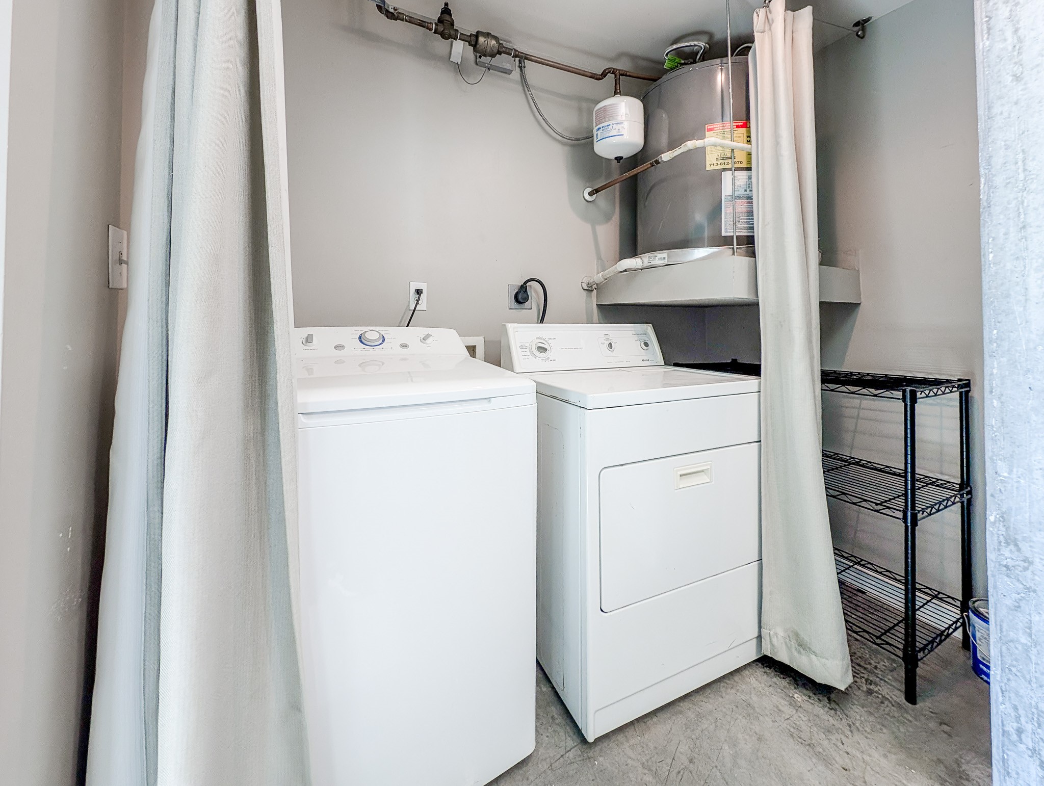 2000 Bagby Street, Unit 7417 Houston, TX 77002 - Photo 10 of 11 a utility room with dryer and washer