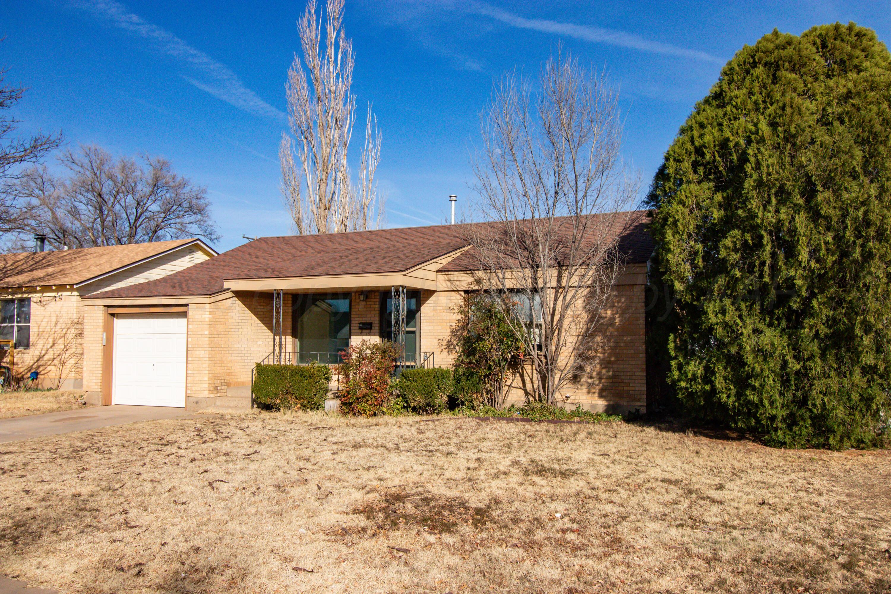 4211 South Travis Street Amarillo, TX 79110 - Photo 3 of 21 a backyard of a house