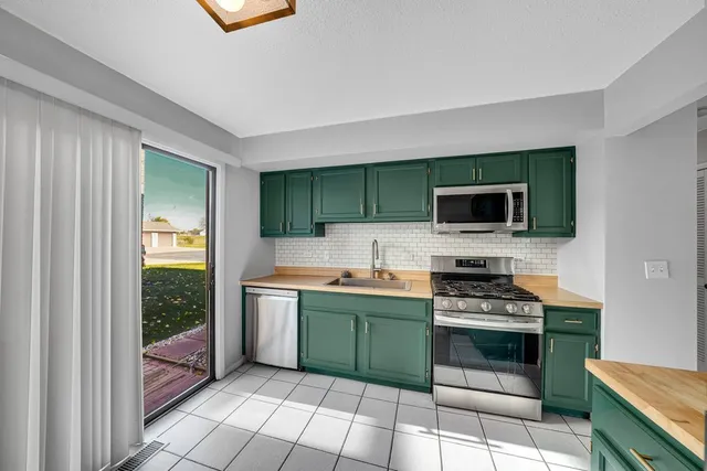 $200,000 | 1335 Gifford Court, Unit A, Hanover Park, IL 60133