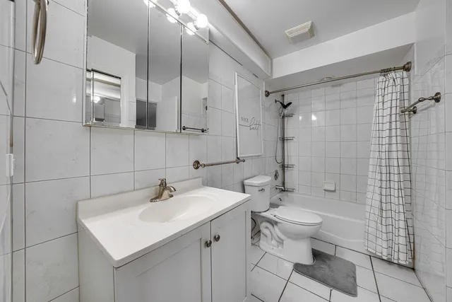 $200,000 | 1335 Gifford Court, Unit A, Hanover Park, IL 60133