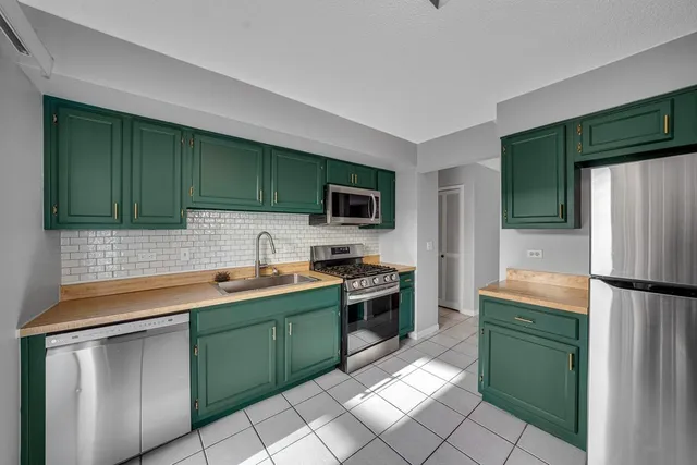 $200,000 | 1335 Gifford Court, Unit A, Hanover Park, IL 60133