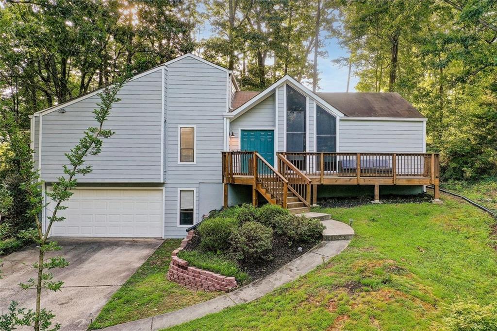 a view of a house with a yard