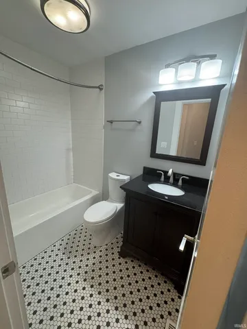 $2,125 | 729 East Hunter Avenue, Unit 1, Bloomington, IN 47401