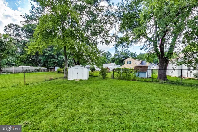 a view of a house with backyard and garden