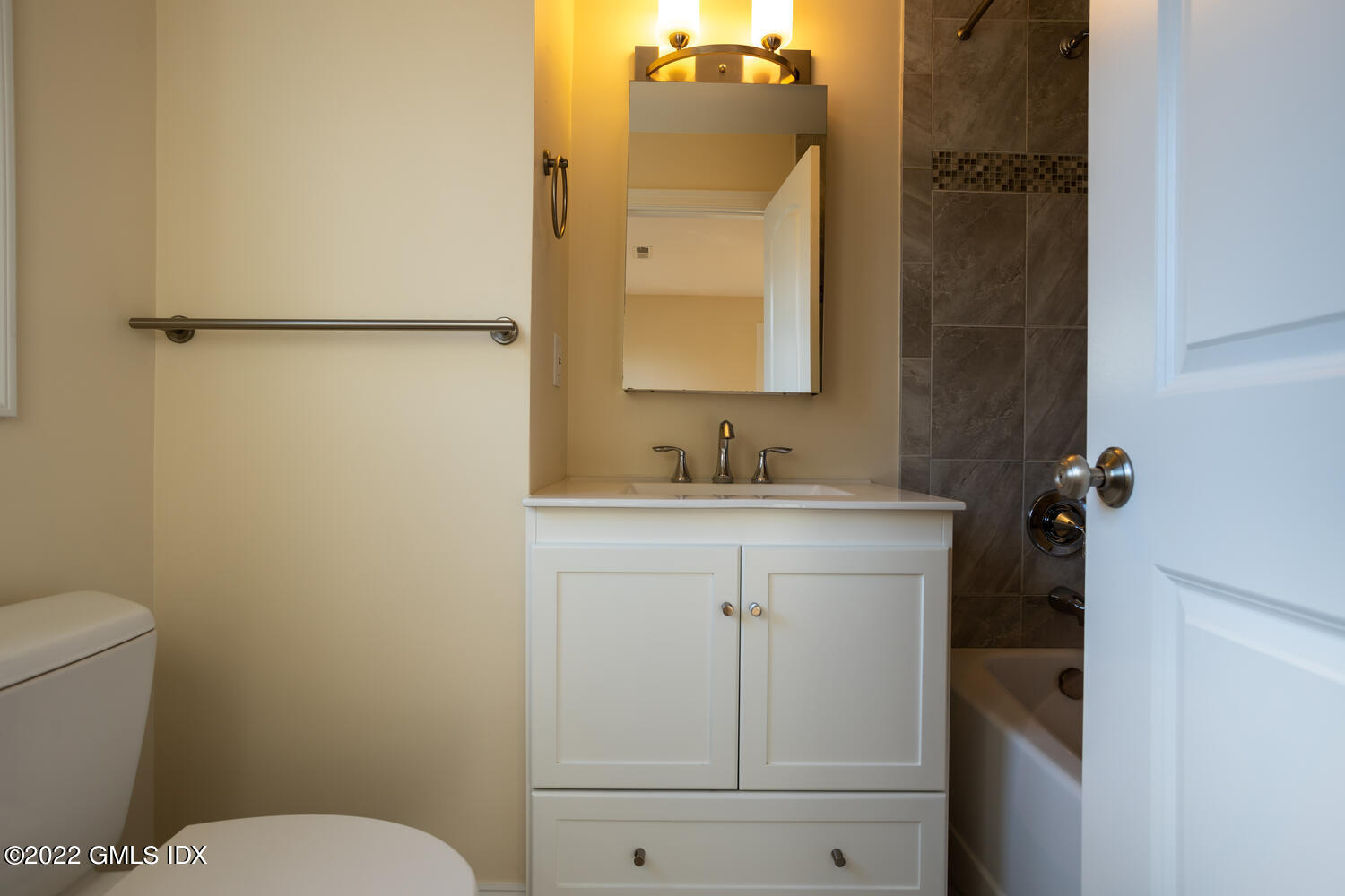 21 Cary Road Riverside, CT 06878 - Photo 18 of 27 21 Cary Rd Greenwich CT 06878-large-021-