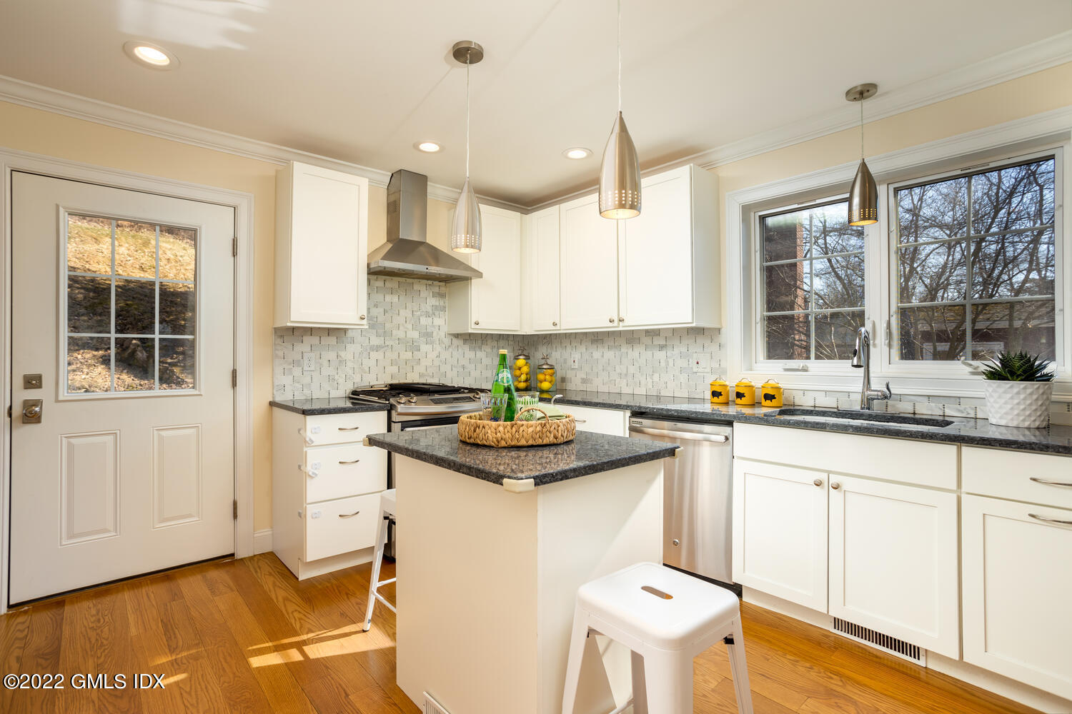 21 Cary Road Riverside, CT 06878 - Photo 10 of 27 21 Cary Rd Greenwich CT 06878-large-022-