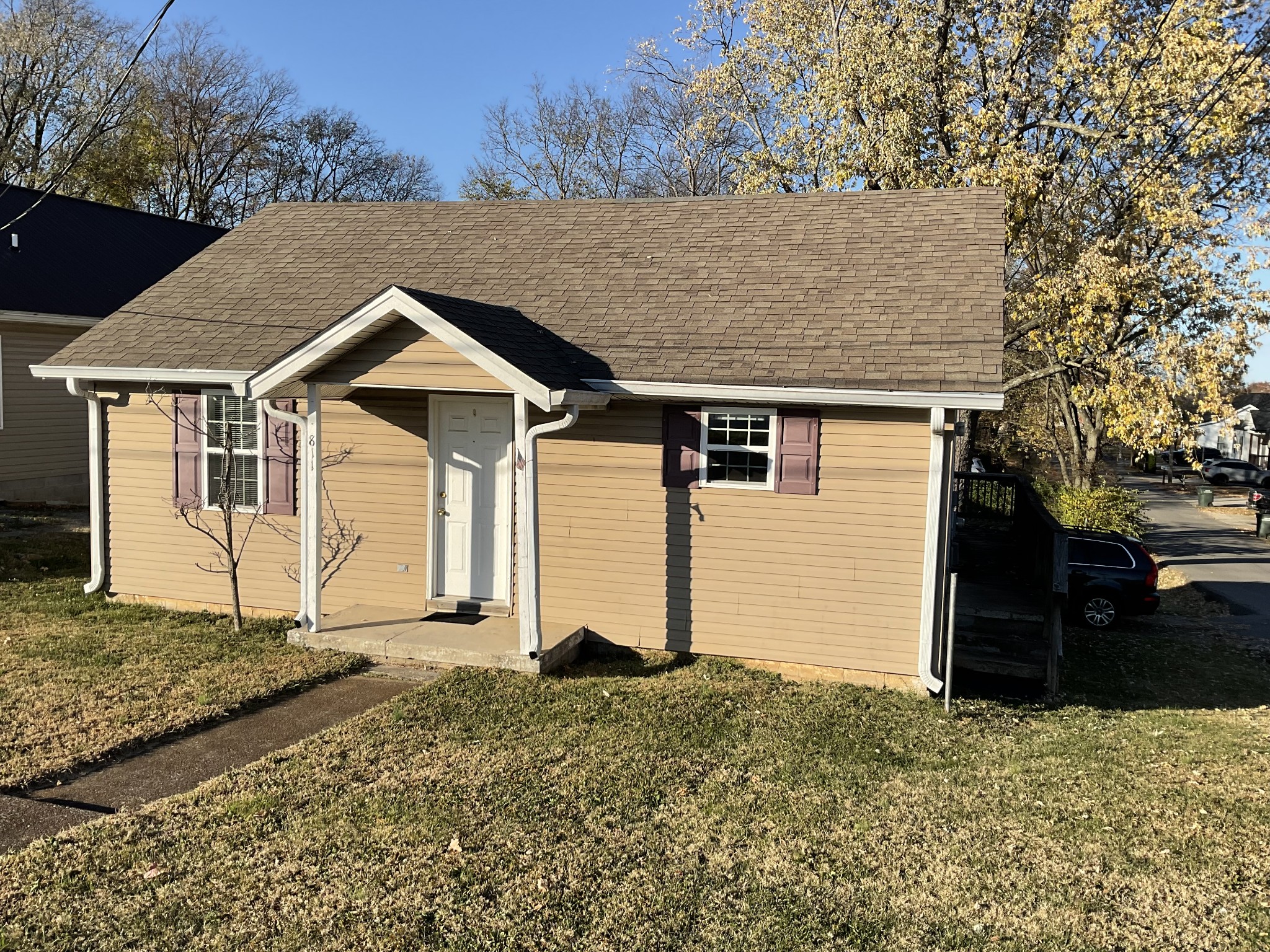 811 East 17th Avenue Springfield, TN 37172 - Photo 2 of 20 a front view of a house with a yard