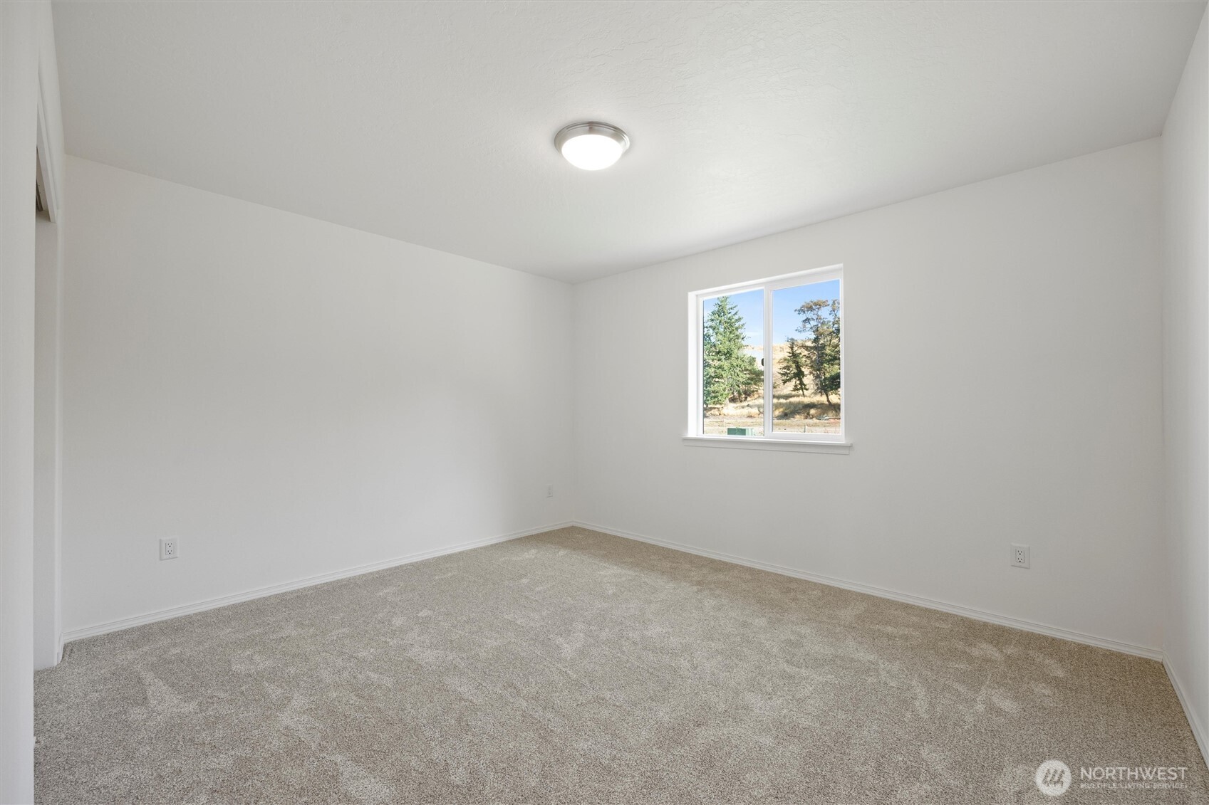 1507 South 5th Street Dayton, WA 99328 - Photo 18 of 35 an empty room with windows