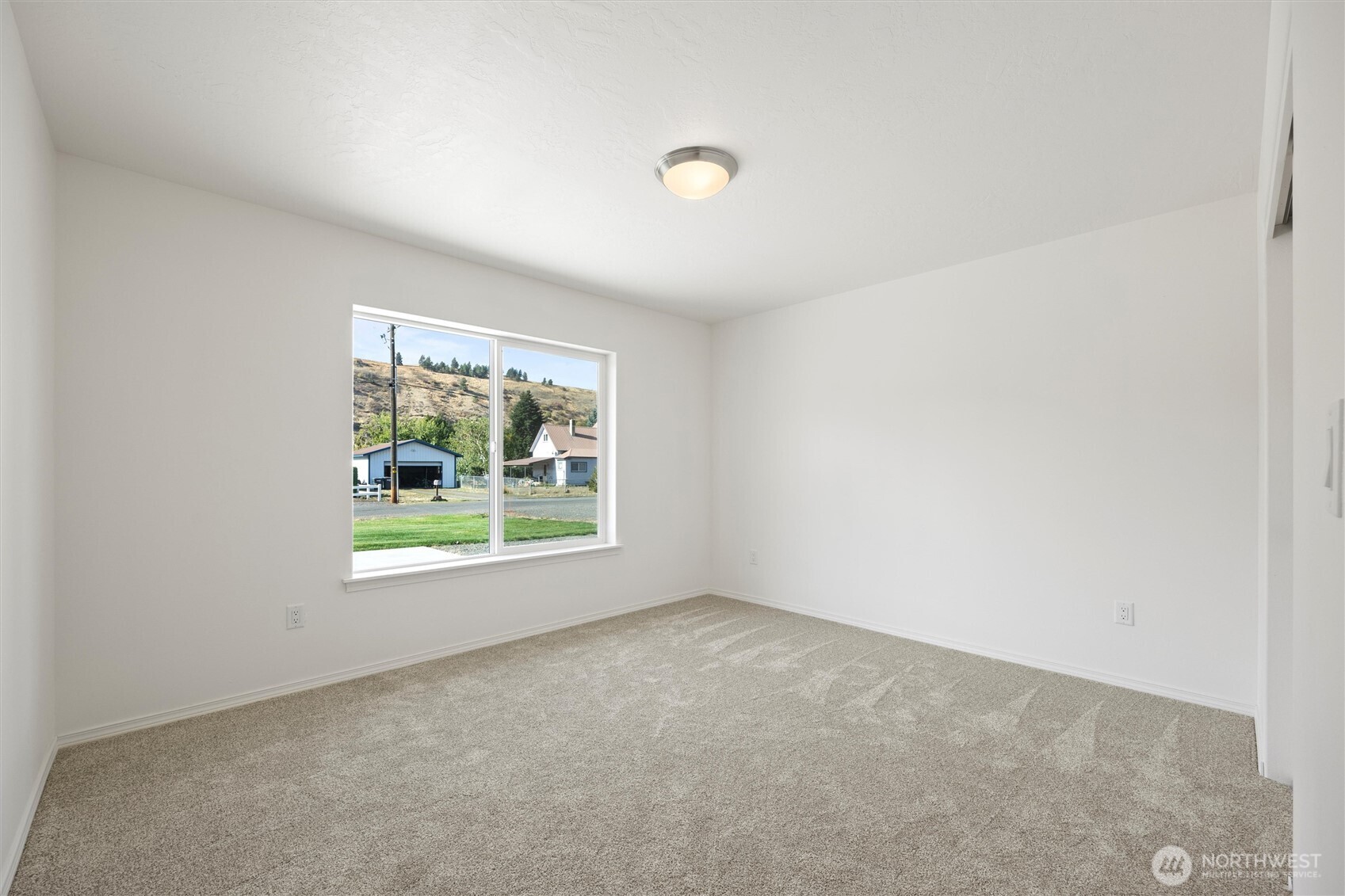 1507 South 5th Street Dayton, WA 99328 - Photo 21 of 35 an empty room with windows