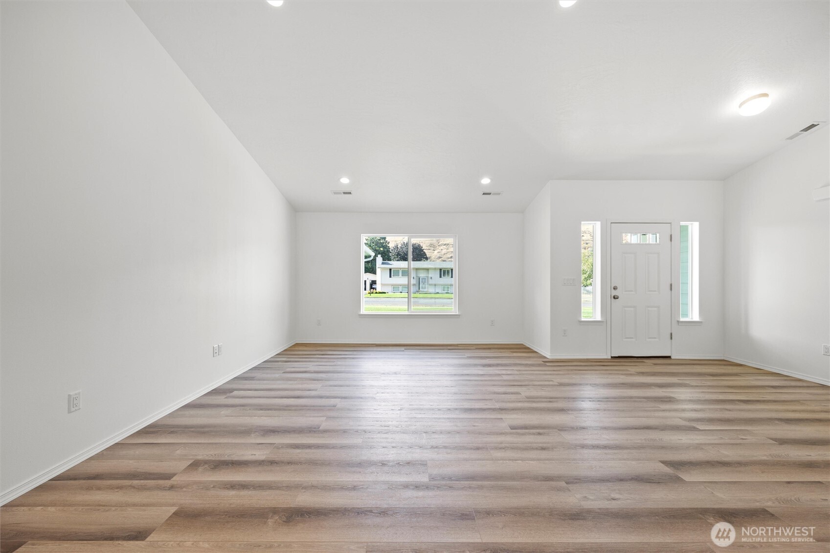 1507 South 5th Street Dayton, WA 99328 - Photo 5 of 35 a view of an empty room and window