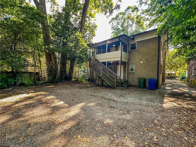 a view of a house with backyard and trees