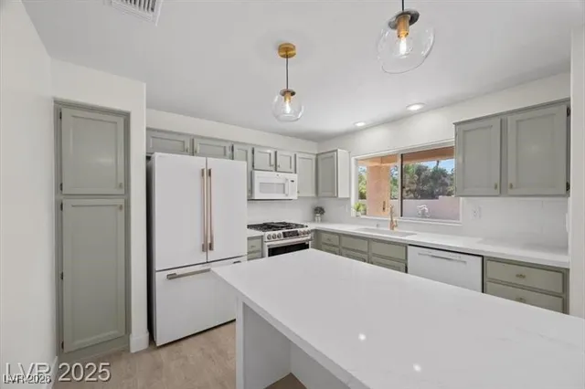 $2,100 | 2216 Spring Water Drive, Las Vegas, NV 89134