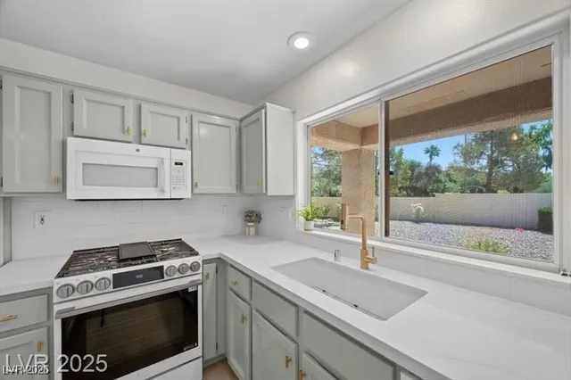 $2,100 | 2216 Spring Water Drive, Las Vegas, NV 89134