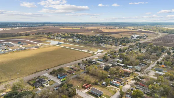 a view of yard with green space