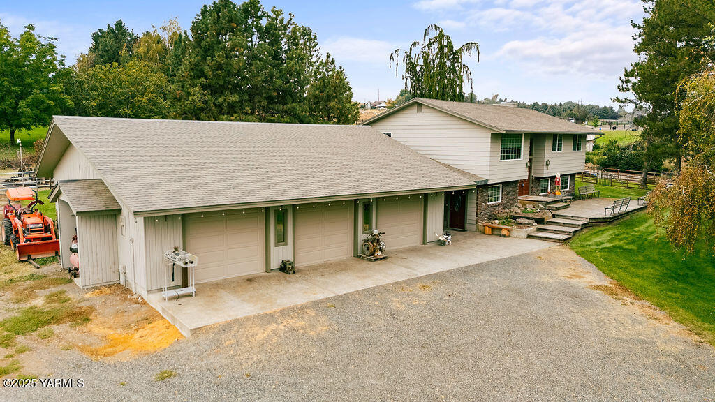 250 Hexon Road Selah, WA 98942 - Photo 11 of 50 a view of a house with patio