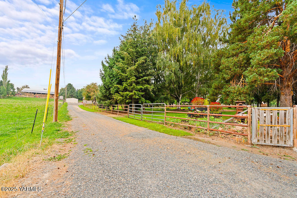 250 Hexon Road Selah, WA 98942 - Photo 12 of 50 a view of an outdoor space and swimming pool