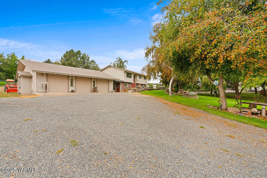 250 Hexon Road Selah, WA 98942 - Photo 13 of 50 a front view of a house with a yard and garage