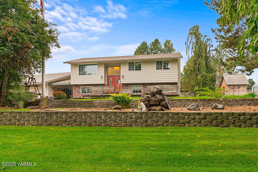 250 Hexon Road Selah, WA 98942 - Photo 14 of 50 a front view of a house with a garden
