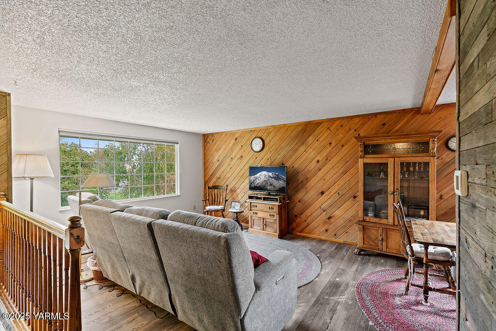 250 Hexon Road Selah, WA 98942 - Photo 18 of 50 a living room with furniture and a flat screen tv