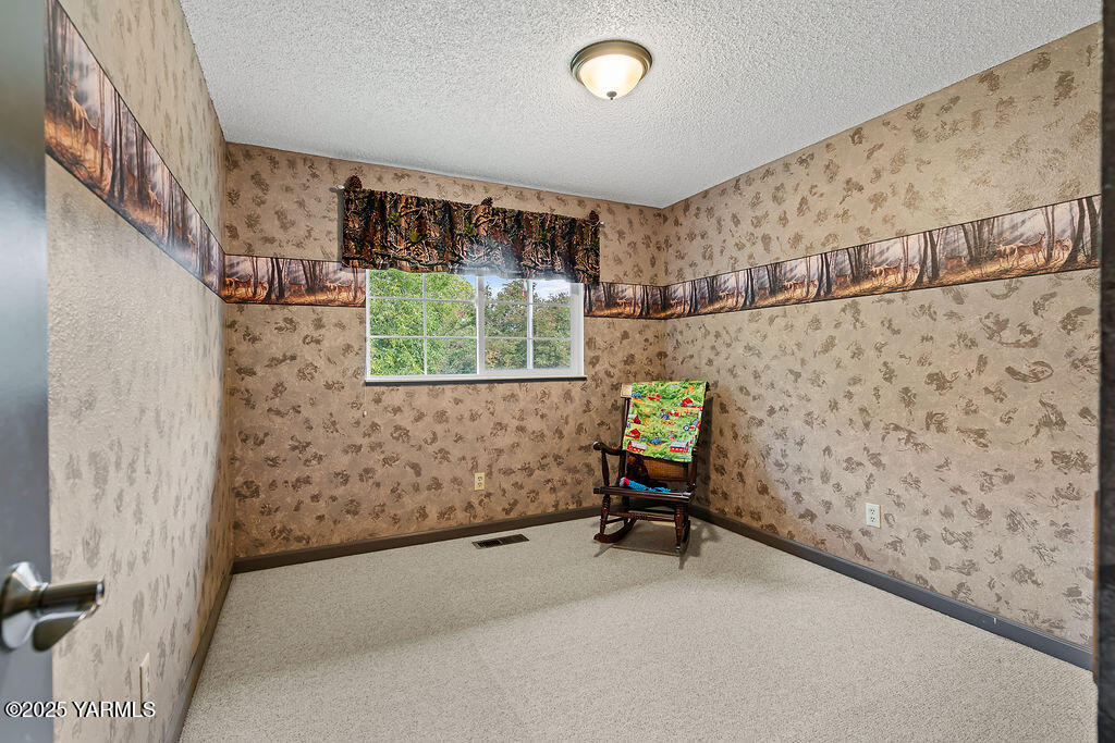 250 Hexon Road Selah, WA 98942 - Photo 24 of 50 a view of a chair and bench in a room