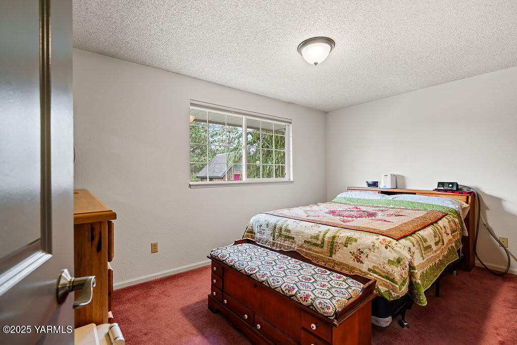 250 Hexon Road Selah, WA 98942 - Photo 27 of 50 a bedroom with a bed and a window