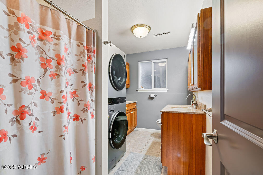 250 Hexon Road Selah, WA 98942 - Photo 32 of 50 a view of a hallway with washer and dryer