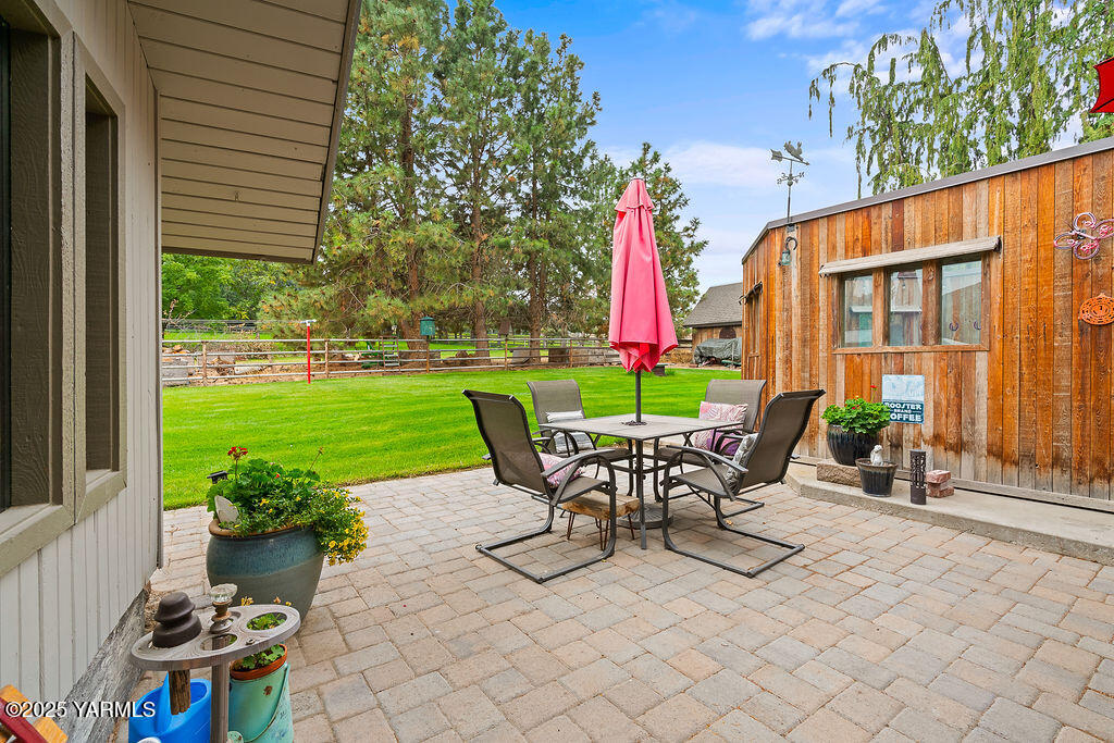 250 Hexon Road Selah, WA 98942 - Photo 35 of 50 a view of a patio with table and chairs potted plants and a palm tree