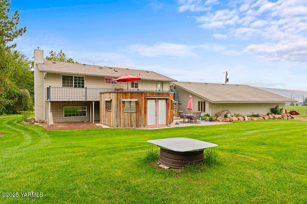 250 Hexon Road Selah, WA 98942 - Photo 40 of 50 a front view of house with yard and green space