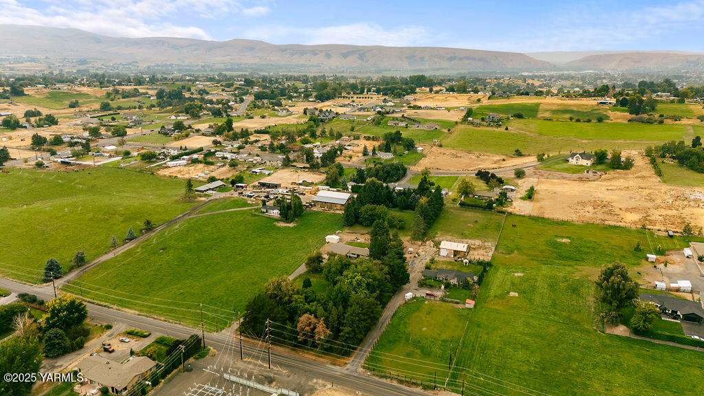 250 Hexon Road Selah, WA 98942 - Photo 4 of 50 a view of a city with ocean view